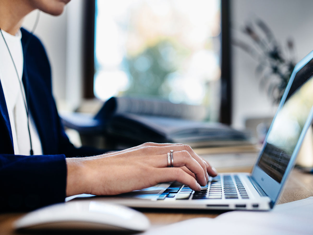 close up of lady on laptop
